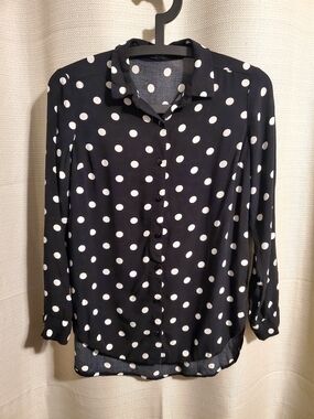 (4/$20) Trovaré Women’s Black Polka Dot Button-Down Shirt